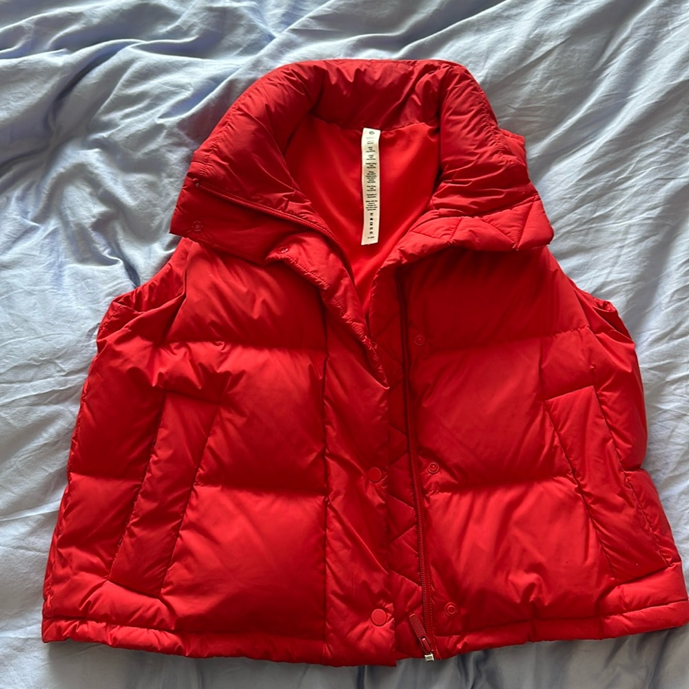 Lululemon red Wunder Puff cropped vest